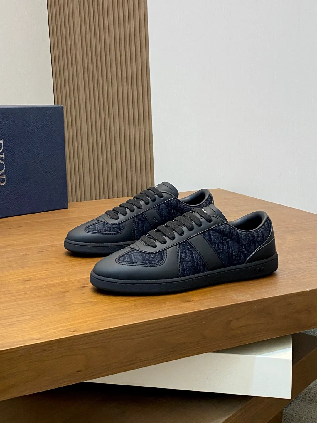 Factory price: 420💰The top version of Dior 25ss new product B01 moral training shoes. The toe size design of the couple's style is a bit wider. The upper foot comfort is perfect. The thread is beautiful. Perfectly suitable for trousers. Decorated with various classic details. It is the ideal choice for daily styling. It can be matched with various casual items to create exquisite shapes. Fabric first layer cowhide/lining sheepskin T men's shoes💰U original outsole Code number: 38-44, customized 45